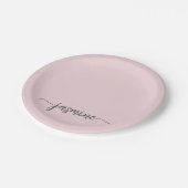 Minimalistisches Einfache Blush Pink-Girl-Monogram Pappteller (Schrägansicht)