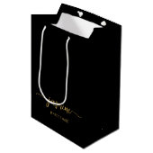 Minimalistisches einfaches Black-Gold Monogram-Gir Mittlere Geschenktüte (Vorderseite Schrägansicht)