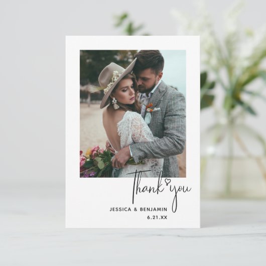Minimalistisches einfaches Skript mit Herz-Hochzei Dankeskarte (Stehend Vorderseite)