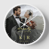 Minimalistisches elegantes Monogram-Hochzeitsszena Uhr (Vorderseite)