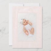 Minimalistisches elegantes rosa Foto Taufe Einladung (Rückseite)