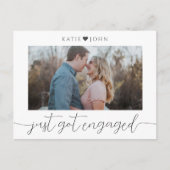 Minimalistisches elegantes Skript Nur Verlobtes Fo Ankündigungspostkarte (Vorderseite)