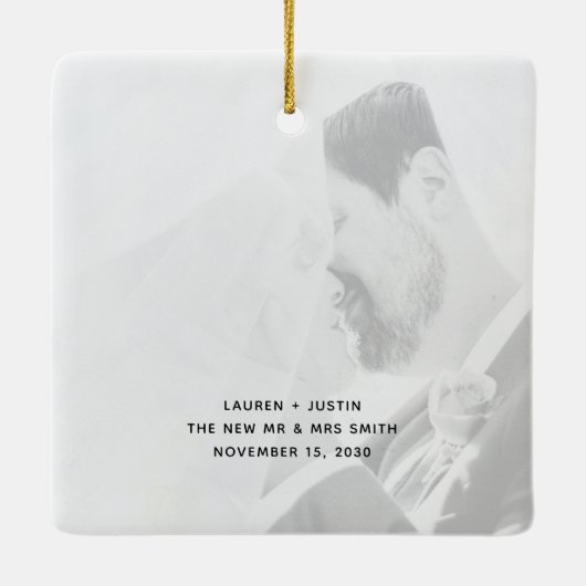 Minimalistisches erstes Verheiratetes Weihnachtssk Keramikornament (Rückseite)