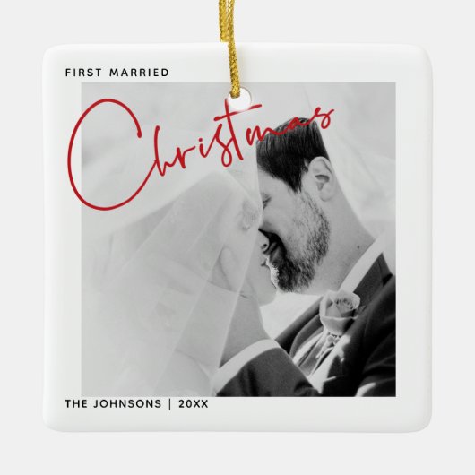 Minimalistisches erstes Verheiratetes Weihnachtssk Keramikornament (Vorderseite)