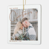 Minimalistisches erstes Verheiratetes Weihnachtssk Keramikornament (Links)