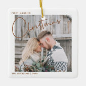 Minimalistisches erstes Verheiratetes Weihnachtssk Keramikornament (Vorderseite)