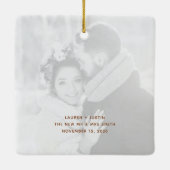 Minimalistisches erstes Verheiratetes Weihnachtssk Keramikornament (Rückseite)