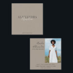 Minimalistisches fett Skript Boho Taupe Brown Foto Quadratische Visitenkarte<br><div class="desc">Dicke Minimalistische moderne Berufliche Taupe Brown Script Typografy Square Visitenkarte mit Foto</div>