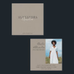 Minimalistisches fett Skript Boho Taupe Brown Foto Quadratische Visitenkarte<br><div class="desc">Dicke Minimalistische moderne Berufliche Taupe Brown Script Typografy Square Visitenkarte mit Foto</div>