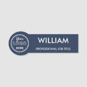 Minimalistisches Firmenlogo Navy Blue Mitarbeiter Namensschild (Vorderseite)