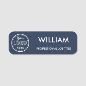 Minimalistisches Firmenlogo Navy Blue Mitarbeiter Namensschild (Vorderseite)