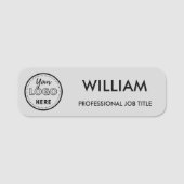 Minimalistisches Firmenlogo Soft Gray Mitarbeiter Namensschild (Vorderseite)