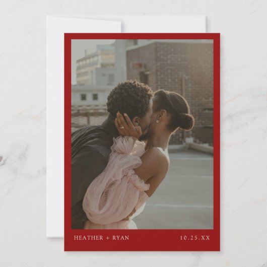Minimalistisches formales Red Wedding Foto Save The Date (Rückseite)