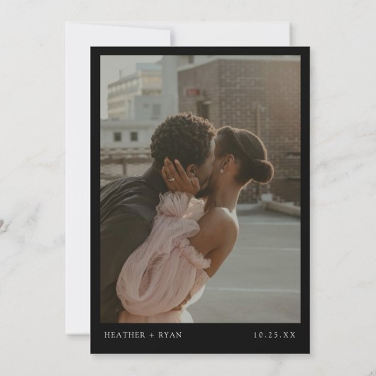 Minimalistisches formales Schwarz-Weiß-HochzeitsFo Save The Date (Rückseite)