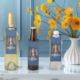 Minimalistisches Foto 8. Abschluss Ankündigung Flaschenanhänger