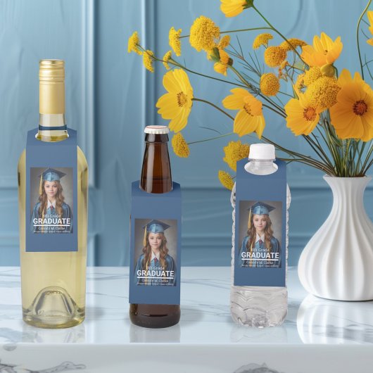 Minimalistisches Foto 8. Abschluss Ankündigung Flaschenanhänger