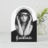 Minimalistisches Foto Abschluss Einladung (Stehend Vorderseite)