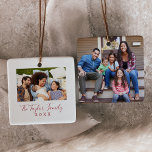 Minimalistisches Foto aus der Roten Jahreszeit Keramikornament<br><div class="desc">Dieses minimalistische Foto-Keramik-Ornament der Rotfamilie ist die perfekte Weihnachtsbaumdekoration. Das Design zeichnet sich durch klassische Typografie in Rot und Weiß aus, gepaart mit einem rustikalen und eleganten Script-Schriftart mit handgeschriebenem Stil. Personalisieren Sie die Vorderseite dieses Sake-Ornaments mit einem Foto, Ihrem Familiennamen und dem Jahr. Personalisieren Sie den Rücken mit einem...</div>