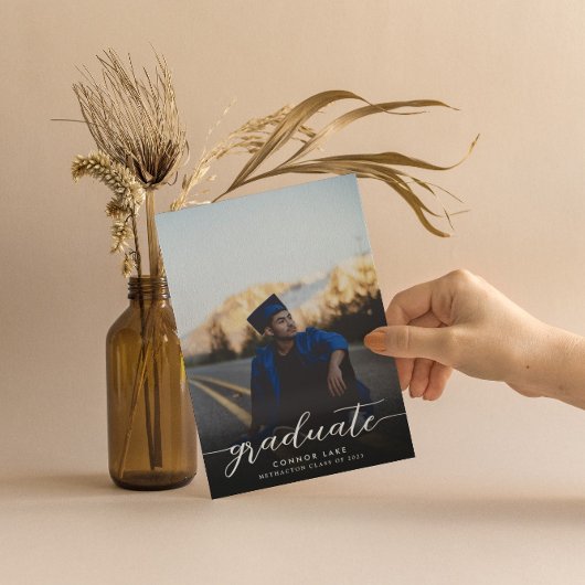 Minimalistisches Foto, das er gemacht hat Graduier Einladung