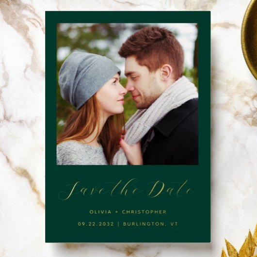 Minimalistisches Foto Emerald Green Gold Script Folieneinladung