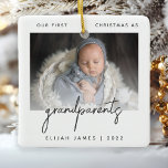 Minimalistisches Foto Großeltern 1. Weihnachts-Gra Keramikornament<br><div class="desc">Helfen Sie ihnen, die Ankunft ihres ersten Enkelkindes mit diesem modernen minimalistischen Foto-Sake-Ornament zu feiern. Der kohlegraue Text lautet "Unser erstes Weihnachten als Großeltern", mit dem Wort "Großeltern" in trendiger Handschrift. Ersetzen Sie einfach das Beispielbild mit Ihrem Lieblings-Foto des neuen Babys, und fügen Sie seinen Namen und das Jahr unten....</div>