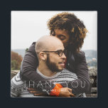 Minimalistisches Foto Hochzeit Danke Magnet<br><div class="desc">Dankeschön auf einzigartige und nachhaltige Weise mit diesem Minimalistischen Foto Wedding Dankeschön Magnet. Dieser personalisierte Magnet wurde als moderner Sake konzipiert und zeichnet sich durch ein puristisches, minimalistisches Design aus, das eines Ihrer Lieblingslieder präsentiert, zusammen mit einer einfachen, herzlichen Dankesbotschaft. Dieser Magnet ist perfekt für Gastgeschenke Hochzeiten und erinnert Ihre...</div>