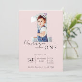 Minimalistisches Foto Kinder Elegante Erste Geburt Einladung (Stehend Vorderseite)