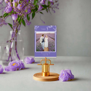 Minimalistisches Foto mit Blumenmuster und Anzahl Tischnummer