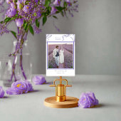 Minimalistisches Foto mit Blumenmuster und Anzahl Tischnummer