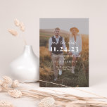 Minimalistisches Foto-Overlay Save The Date<br><div class="desc">Einfach,  stilvoll und atemberaubend; Save the Date zeigt dies Ihr Foto im Hintergrund mit einem transparenten Overlay für Ihr Foto,  das Ihre Namen und Brauchtumsdetails hervorhebt. Fügen Sie der Rückseite weitere Details hinzu.</div>