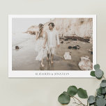 Minimalistisches Foto Save the Date<br><div class="desc">Maximaler Minimalismus. Diese einfache, stilvolle moderne Foto Hochzeit speichern Sie das Datum flache Karte Vorlage zeigt Ihre Namen unter Ihrem Foto. Sie können den Schriftart oder die Farbe Ihres Namens ändern, wenn Sie dies ändern, und natürlich können Sie das auch mit dem Text auf der Rückseite tun. Auf der Rückseite...</div>