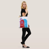 MINIMALISTISCHES, GEBOGENES TRENDDESIGN TASCHE (Am Model)