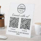 Minimalistisches Geschäftslogo - zwei QR-Codes Sockelschild (In Situ)