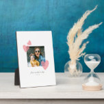 Minimalistisches Geschenk zum ersten Muttertag Fot Fotoplatte<br><div class="desc">Dieses individuell gestaltbare Design ist die perfekte Geschenkidee für junge Mütter,  alte Mütter,  Großeltern und alle dazwischen. Die niedlichen,  doodle rosa Herzen zeigen die Liebe zwischen einer Mutter und ihrem Kind.</div>