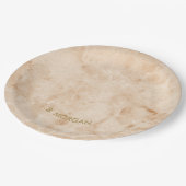 Minimalistisches Gold-Marmor-Monogramm Pappteller (Schrägansicht)
