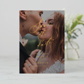 Minimalistisches Gold-Script-Foto Hochzeit speiche Folieneinladung (Stehend vorne)