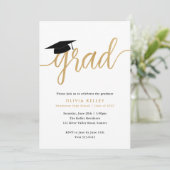 Minimalistisches Gold Script Graduation Cap Foto Einladung (Stehend Vorderseite)