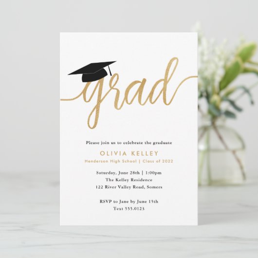 Minimalistisches Gold Script Graduation Cap Party Einladung (Stehend Vorderseite)