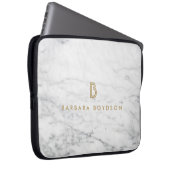 Minimalistisches Goldmonogramm aus weißem Marmor Laptopschutzhülle (Vorne Rechts)