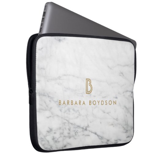 Minimalistisches Goldmonogramm aus weißem Marmor Laptopschutzhülle (Vorne Rechts)