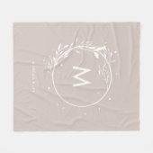 Minimalistisches Grau-Floral-Kranz-Monogramm Fleecedecke (Vorderseite (Horizontal))