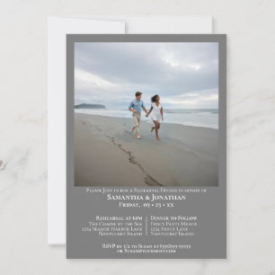 Minimalistisches graues Foto Hochzeit Probe Dinner Einladung