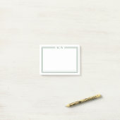 Minimalistisches grünes Monogramm Post-it Klebezettel (Auf Schreibtisch)