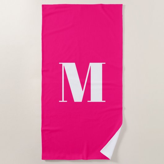 Minimalistisches heißrosa Fuchsienmonogramm Strandtuch (Vorderseite)