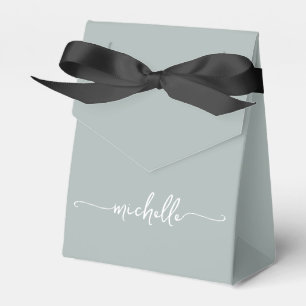 Minimalistisches Hellgrün Monogramm Namensschriftz Geschenkschachtel