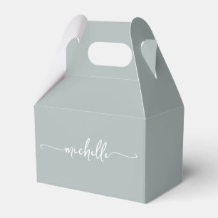 Minimalistisches Hellgrün Monogramm Namensschriftz Geschenkschachtel