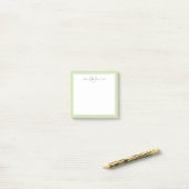 Minimalistisches Hellgrün-Skript Zwei-Rahmen-Monog Post-it Klebezettel (Auf Schreibtisch)