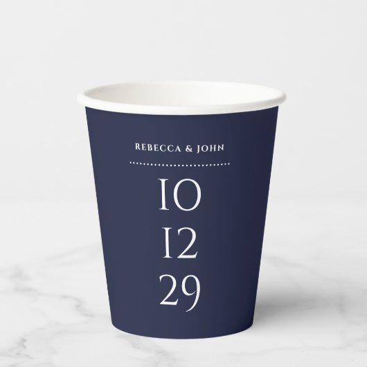 Minimalistisches Hochzeitssonderdatum für Navy Blu Pappbecher (Vorderseite)