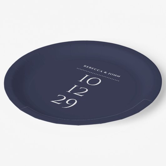 Minimalistisches Hochzeitssonderdatum für Navy Blu Pappteller (Schrägansicht)
