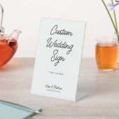 Minimalistisches Hochzeitstisch Sockelschild (In SItu)